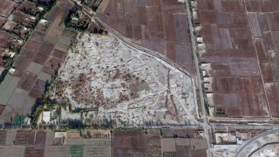 2014年卫星图像 然而,cnn在这篇文章里将迁坟称为"根除维吾尔人的图片