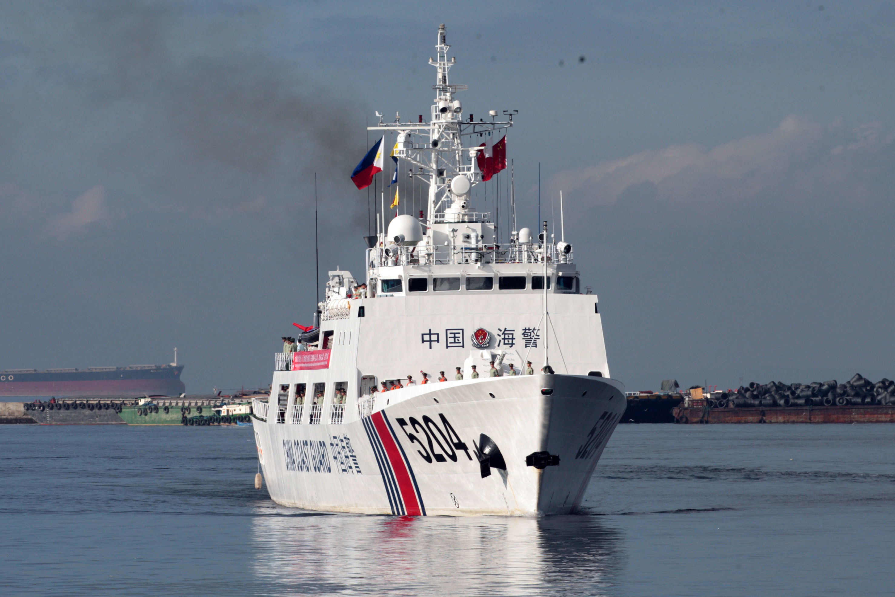 中国海警船访问菲律宾举行联合搜救和灭火演练