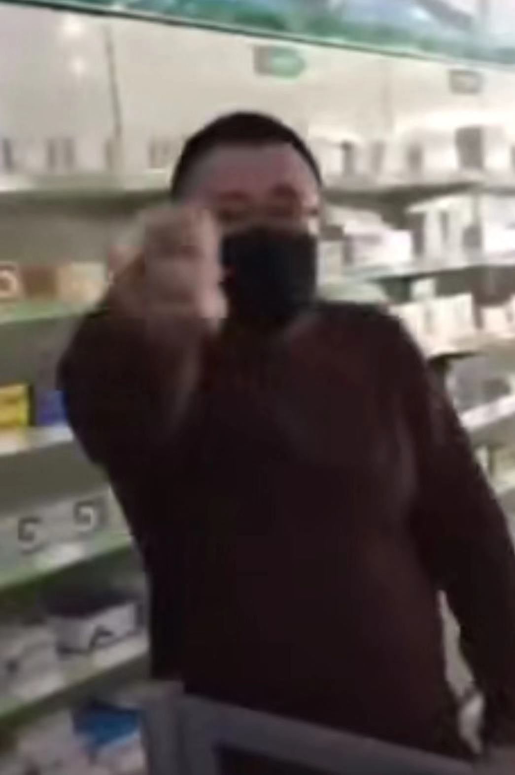 顾客质疑口罩涨价被打，店员遭行政拘留八日