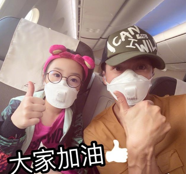 吴尊带儿女坐飞机口罩遮面暖心发文鼓励医护人员