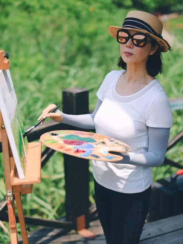 退圈嫁豪门生下五子，老公却出轨国民女神，她用赡养费创造数十亿身价