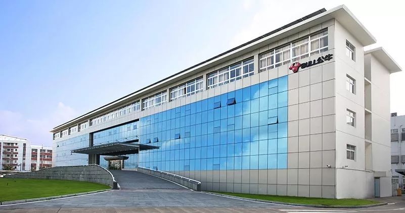 官网资料显示,公牛集团创立于1995年,总部位于浙江省慈溪市,主营转换