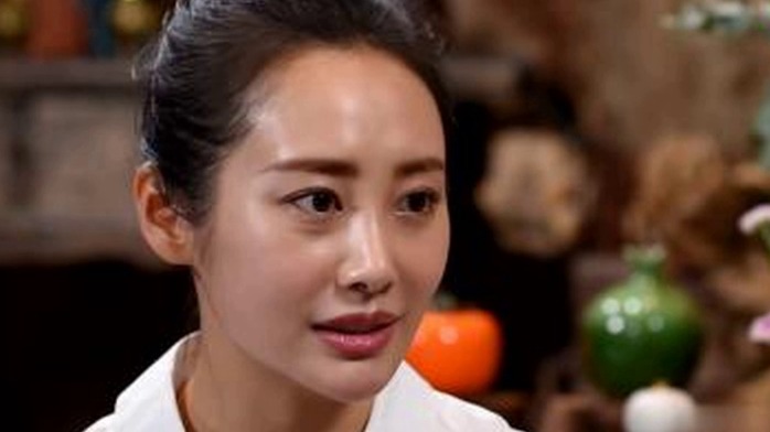 《如懿传》被删减的一段戏:辛芷蕾用脚抬李纯下巴!把李纯妈看哭