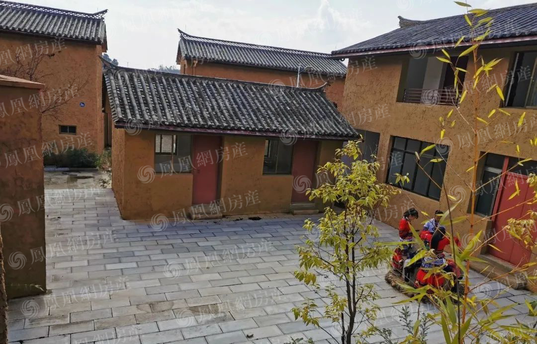 冷清的院子里,只有几个村里的苗族小姑娘在聊天
