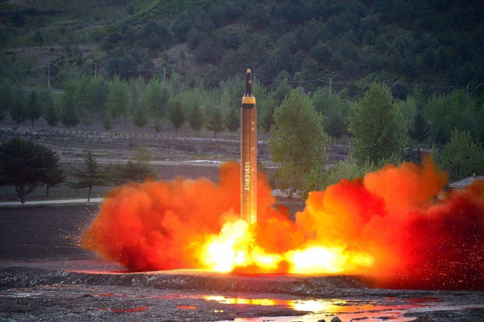 朝鲜发射1枚弹道导弹_韩美联合发射8枚导弹回应朝鲜_外交部回应朝鲜发射不明飞行物