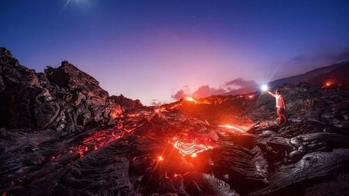 实拍夏威夷群岛的火山爆发情景
