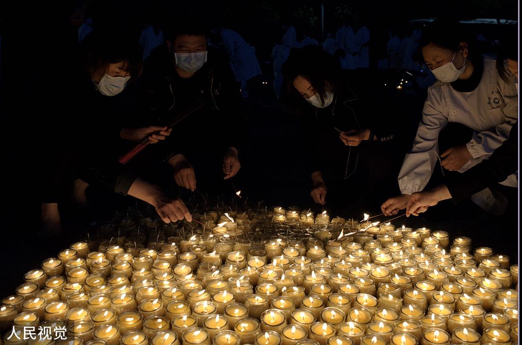 市民在点亮蜡烛灯,悼念张静静逝世.