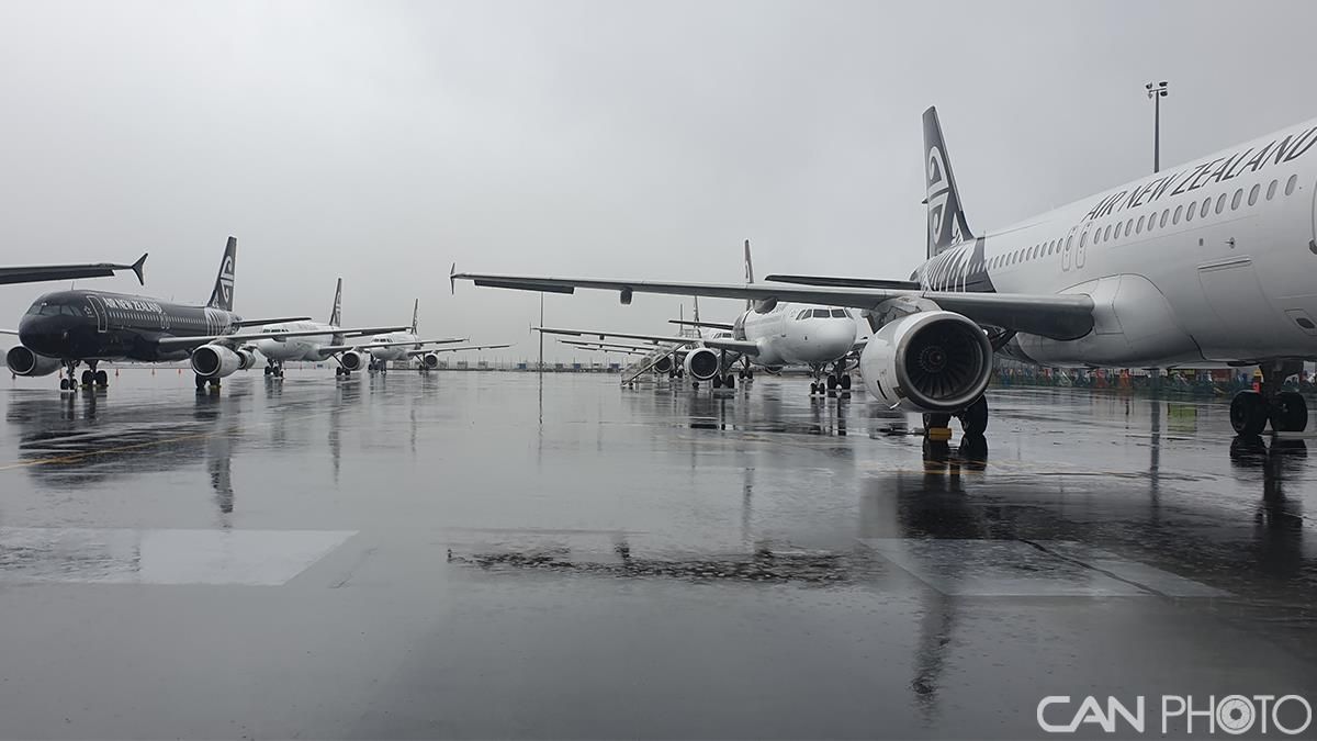 全球大批商用飞机停飞 场面“蔚为壮观”