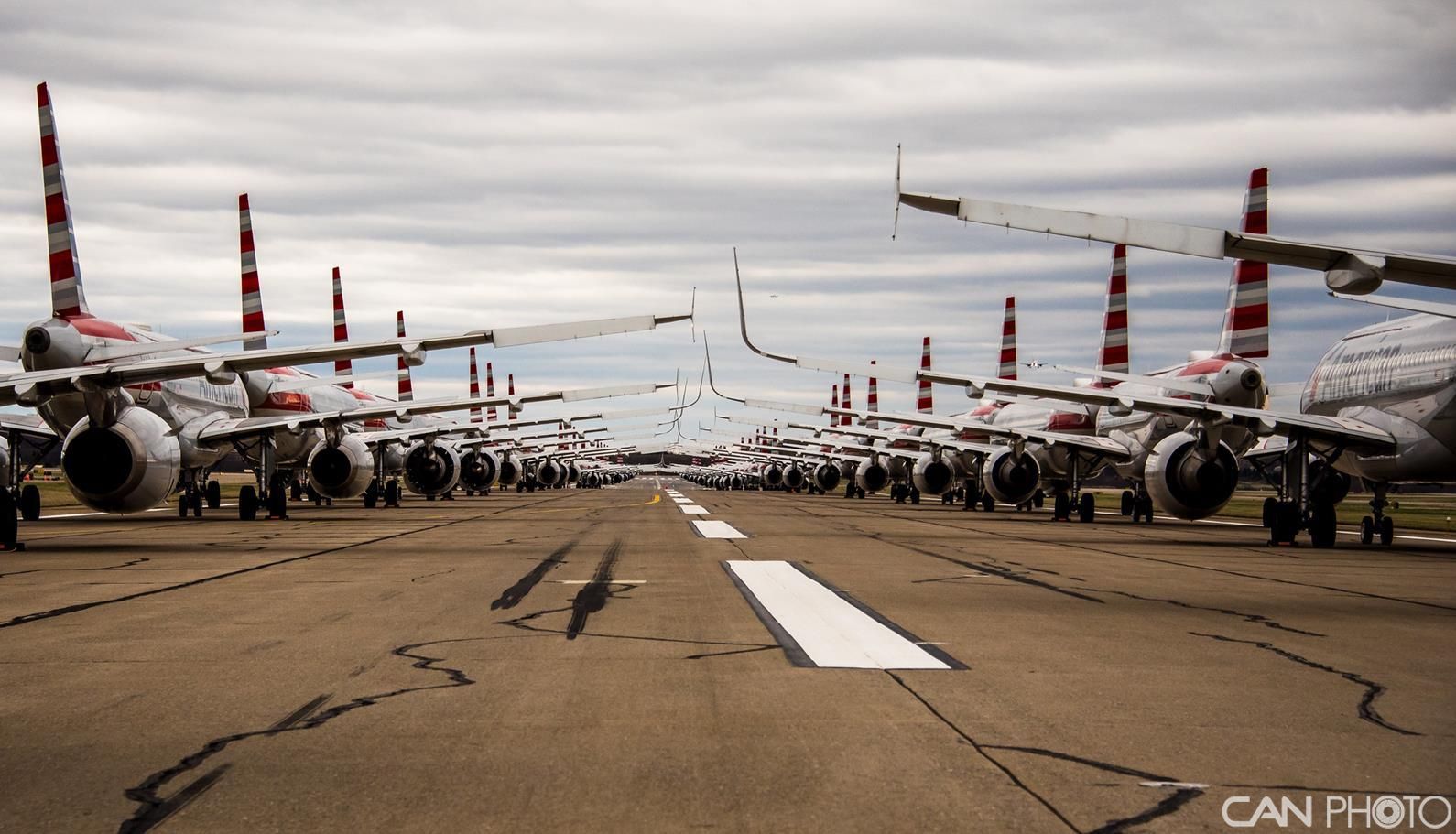 全球大批商用飞机停飞 场面“蔚为壮观”
