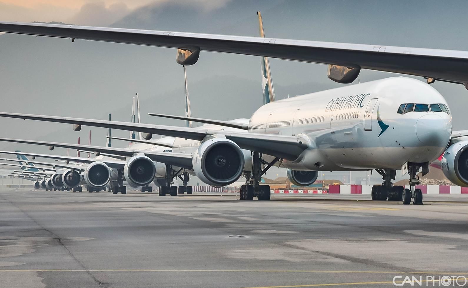 全球大批商用飞机停飞 场面“蔚为壮观”