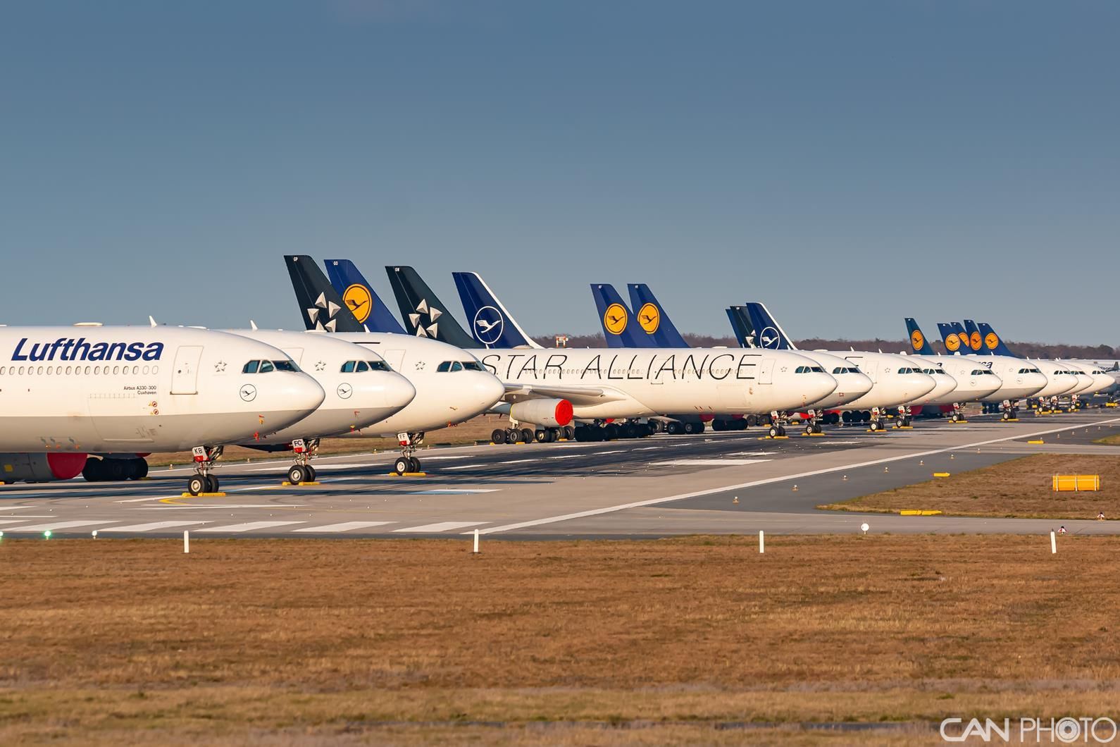 全球大批商用飞机停飞 场面“蔚为壮观”