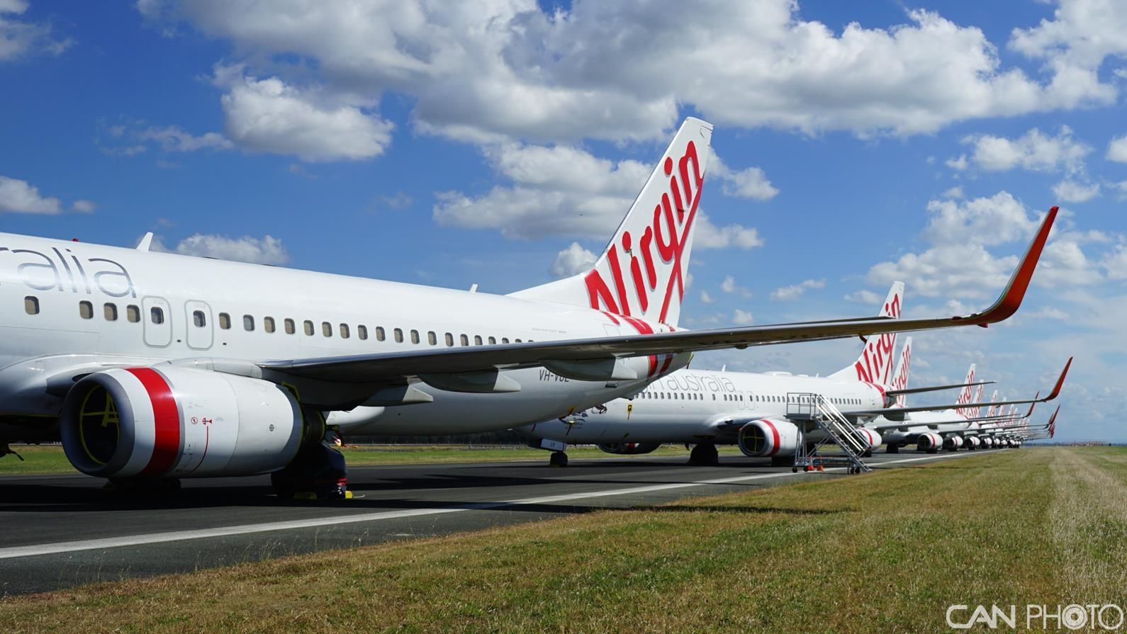 全球大批商用飞机停飞 场面“蔚为壮观”