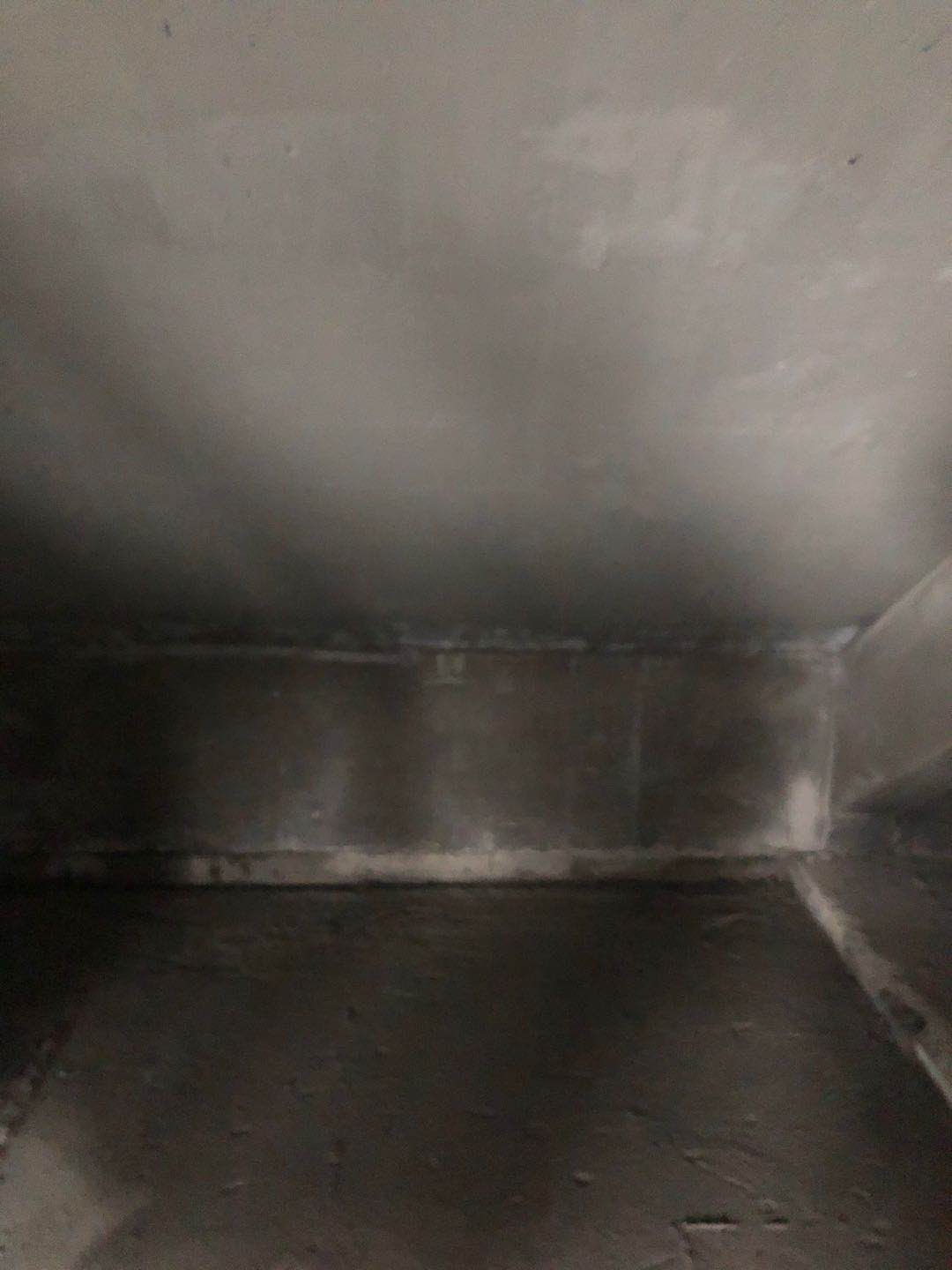 实拍:墙体渗水,地面被水淹