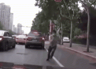 碰瓷?男子马路边百米速度冲上汽车 车主懵了