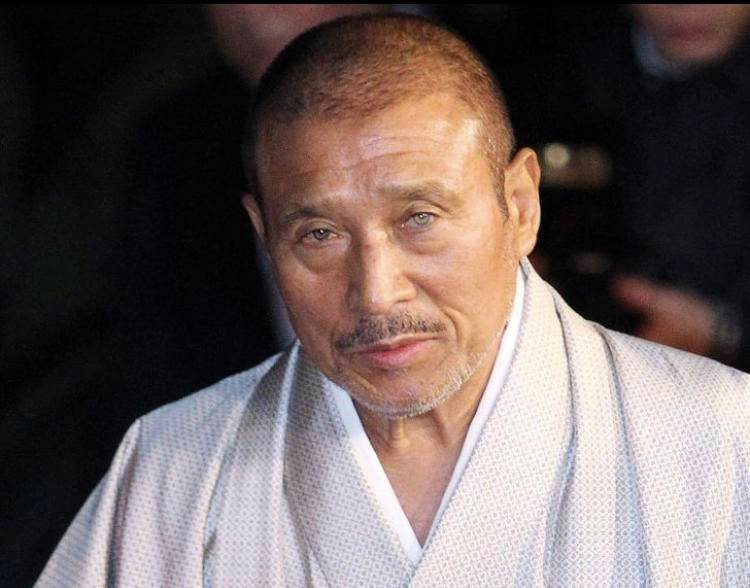 " 就连山口组的老大,也对着记者诉苦: "我有慢性病,如果有人可以照顾