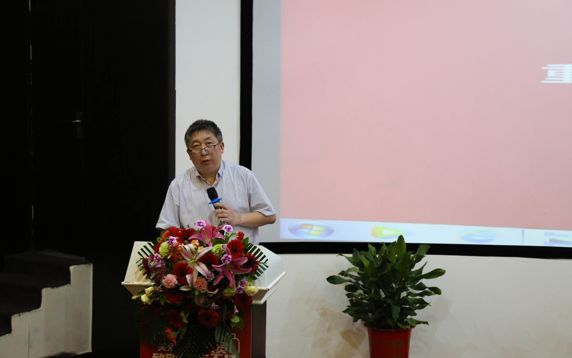 华南城投资开发集团副总裁顾国荣以湖北人的身份向援鄂医护代表鞠躬