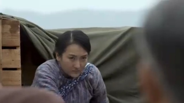 夏之悦乘坐卡车前往军队 郑桂芳偷藏在卡车上被人发现