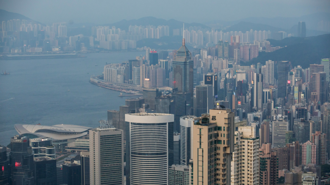 香港是中西之间的通道,不过随着中国改革开放的深入,香港承担的这一