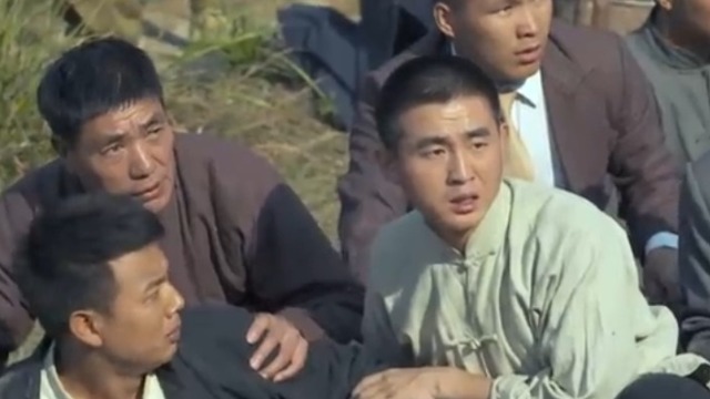 夏之悦等人在前往部队时遇到鬼子 小伙为吸引注意力牺牲