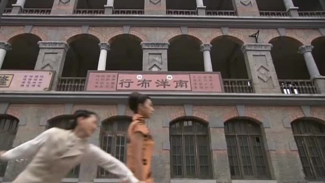 丁敏拉着秀巧站在马路中间 一辆汽车飞驰而来