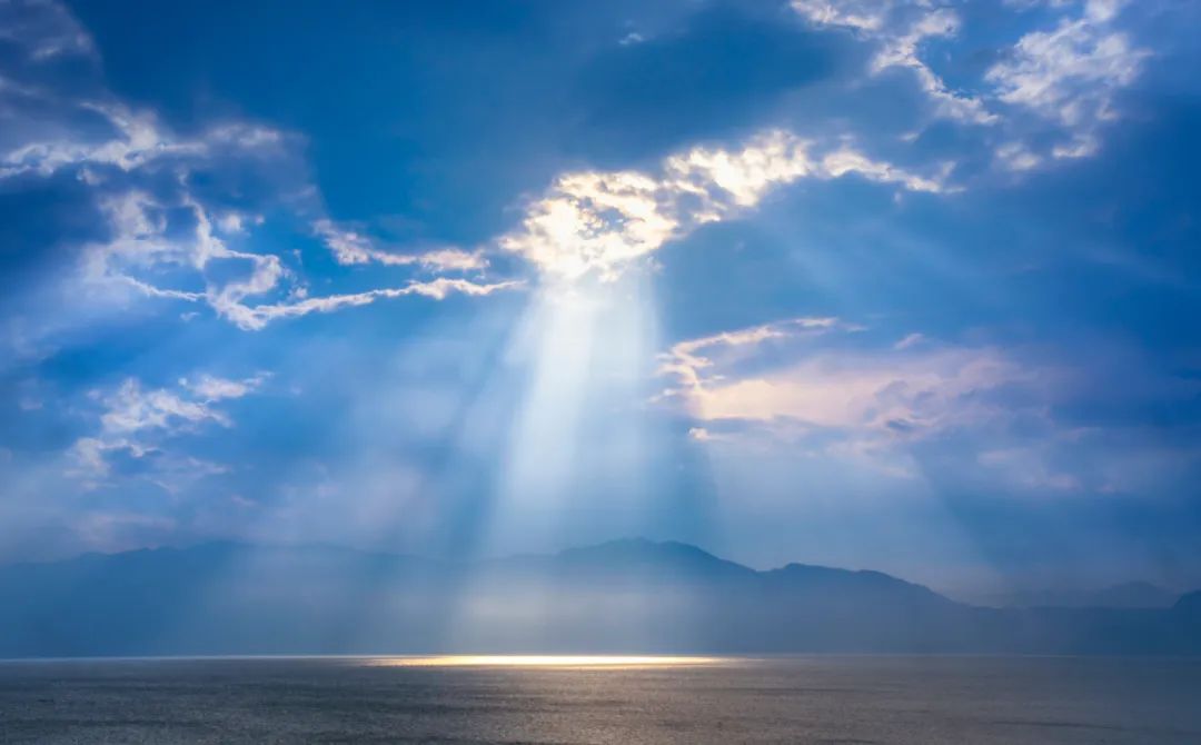 虽然低调,但抚仙湖是  滇池的12倍,洱海的6倍大 ,也是最美"天空之境"!