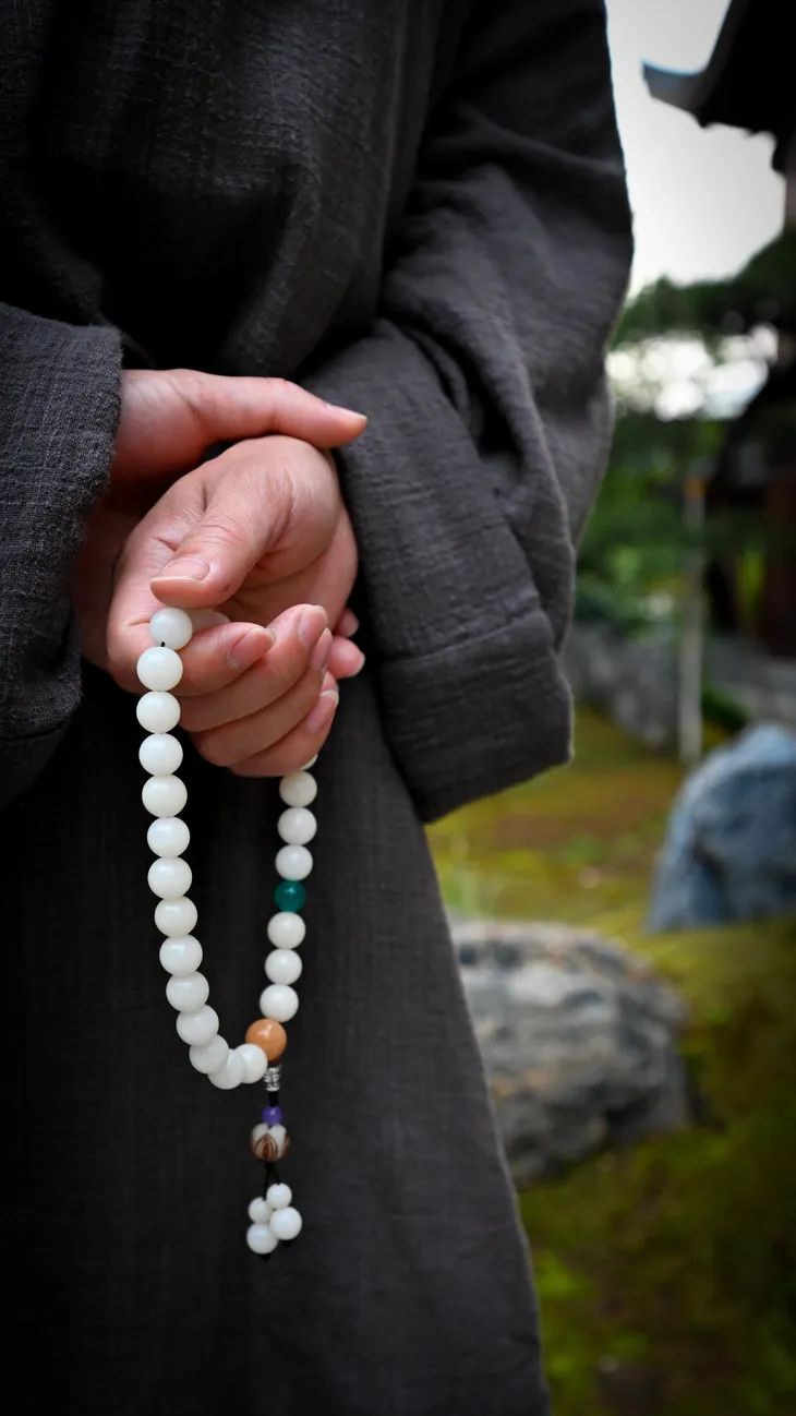 微店推荐 正文 素心坊制作的白玉菩提手串佛珠,用的主珠是纯天然白玉