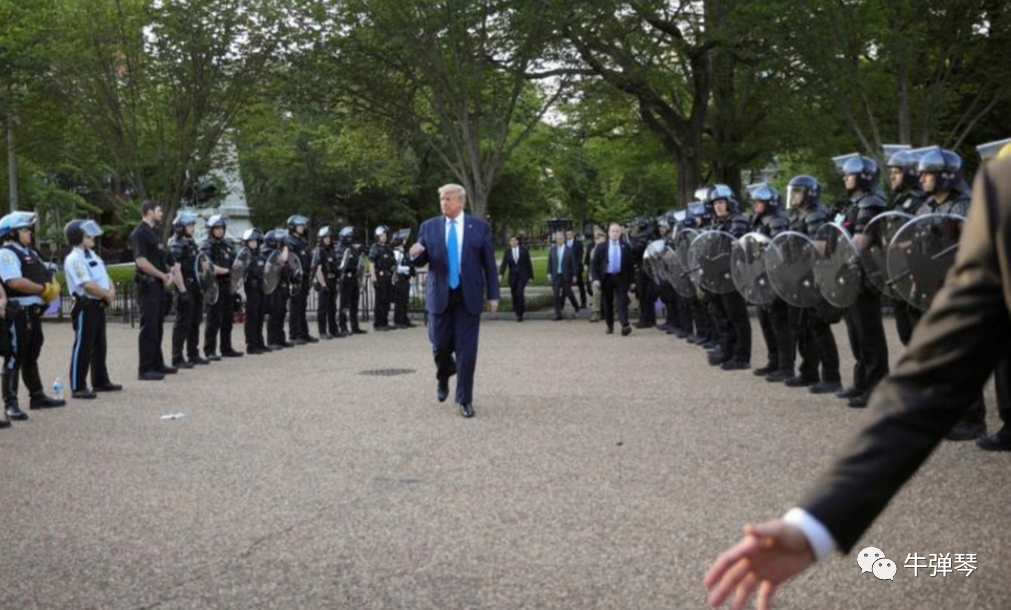 特朗普终于走出了白宫，脸色很难看