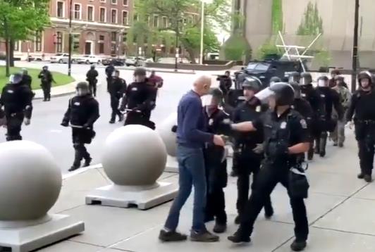 美国老人遭警察推倒 警方声明却称“他是绊倒的”