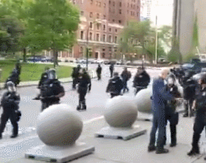 美国老人遭警察推倒 警方声明却称“他是绊倒的”