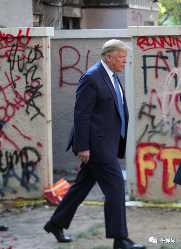 特朗普终于走出了白宫，脸色很难看