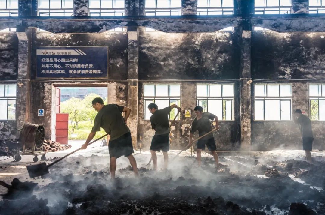 珍酒立足于遵义独特小气候,坚守传统大曲酱香白酒酿造工艺和流程并因