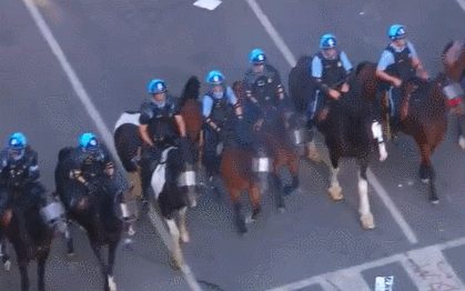 特朗普终于走出了白宫，脸色很难看