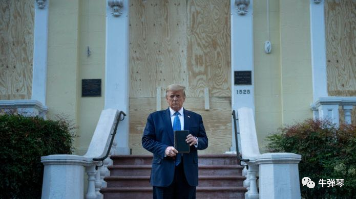 特朗普终于走出了白宫，脸色很难看