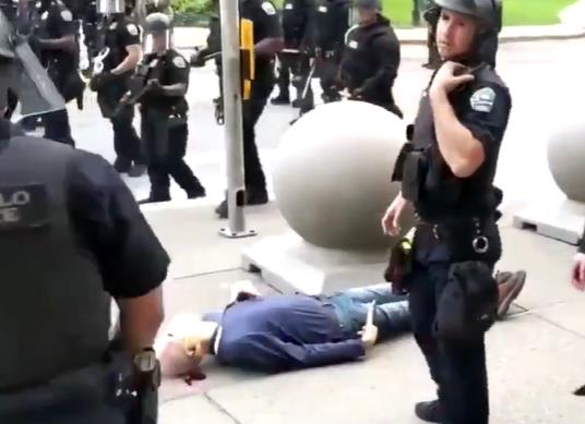 美国老人遭警察推倒 警方声明却称“他是绊倒的”