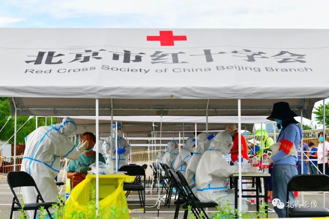 高温之下,北京核酸检测现场