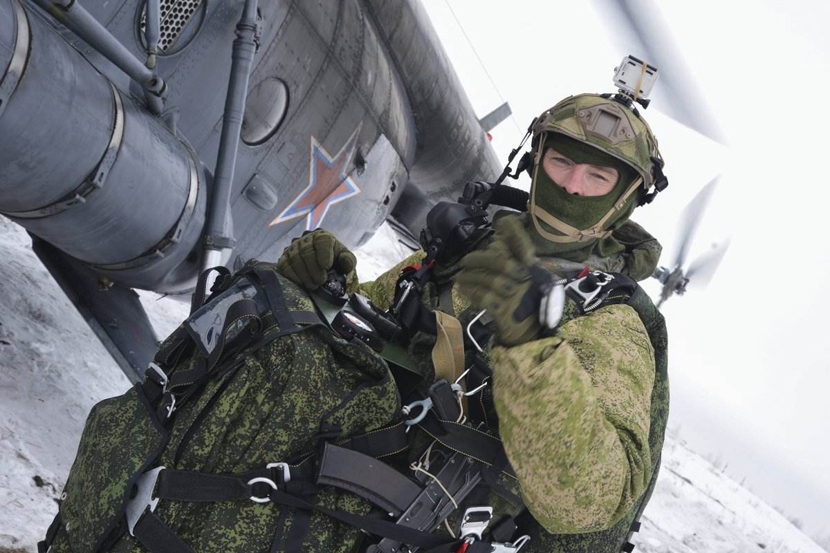 俄军特种部队将配备新型伞降系统 可从70米高度降落