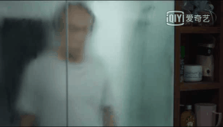 表面看起来,他像个好欺负的老实人,就连坐电梯时邻居家的熊孩子故意用