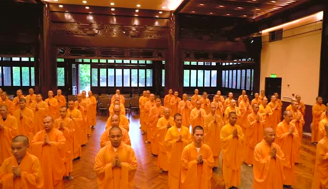 江苏佛学院寒山学院学僧戒明法师为高考学子诵《心经》祈福