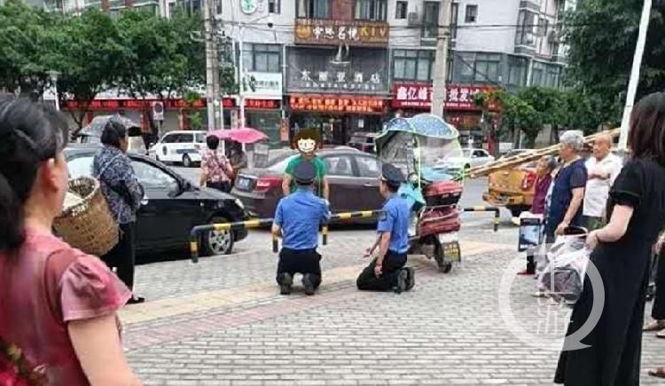 四川绵阳城管执法人员向商贩下跪 官方回应