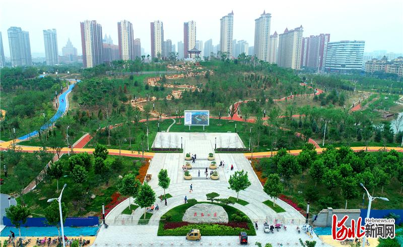 2020年7月2日,鸟瞰石家庄市昆仑公园景美如画(无人机拍摄).