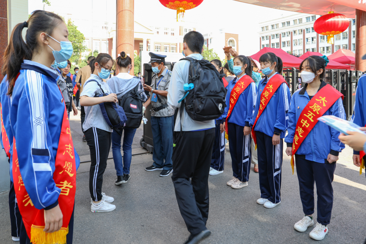 7月7日上午八点多,考生排队进入考场. (胡荣  摄影:姚倩  郭喜旺)