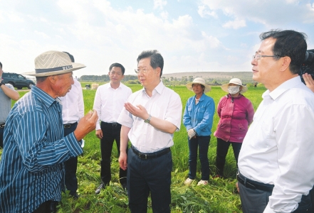 七月十三日,在右玉县威远镇小香葱种植基地,山西省委书记楼阳生向农户