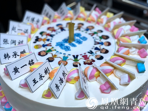 肖亚军校长为少年们点燃生日蜡烛,璀璨的冷烟花引发孩子们的尖叫.
