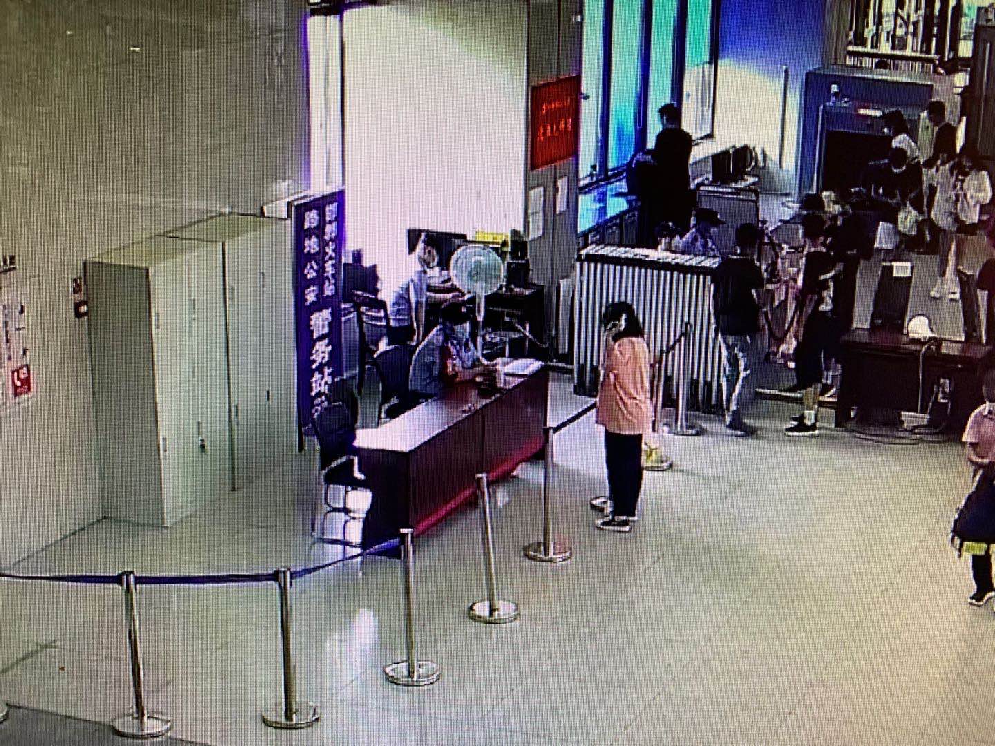 民警 女孩 铁路 河北 邯郸站派出所 警方 杭州 少女|河北铁路警方救助一离家出走少女(图)