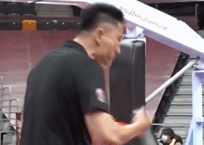 杜锋 教练 cba 郭士强 广东 生日 李春江 球迷 常规赛 广东队|杜锋生日当天获评最佳教练 白发比“梗”更显眼