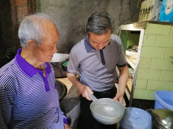 重庆市水利局局长吴盛海到居民家中查看自来水使用情况 市水利局供图