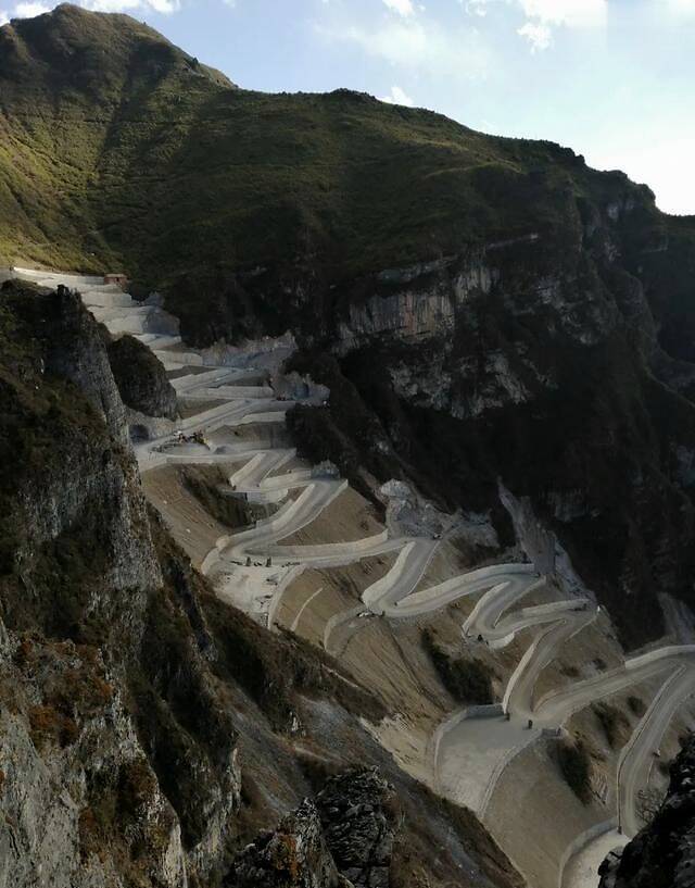 高速—嵩明高速—嵩待高速—龙潭出口—东川区 中国有十大魔鬼公路,而