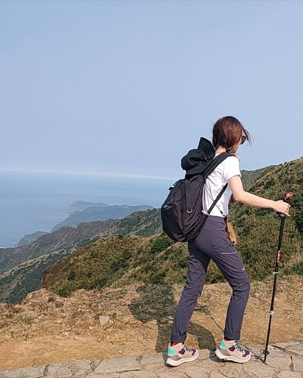 田馥甄爬山往往装备齐全