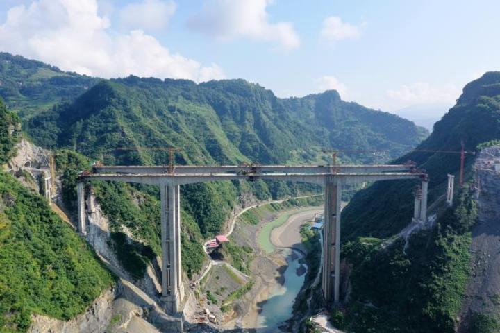 郁江河特大桥右幅主跨合龙石黔高速明年全线建成通车