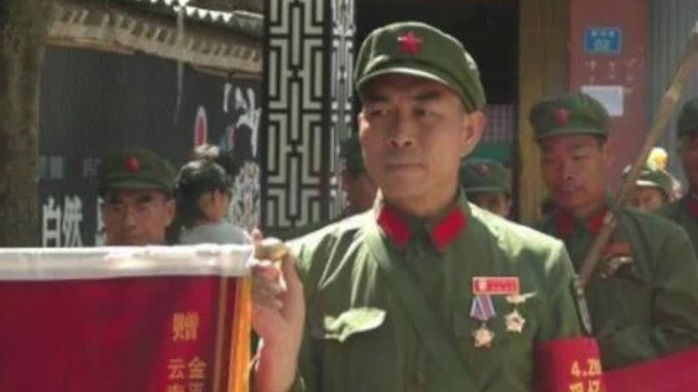 老兵安振江往返西南边境烈士陵园时每次都会穿上参战时的军装